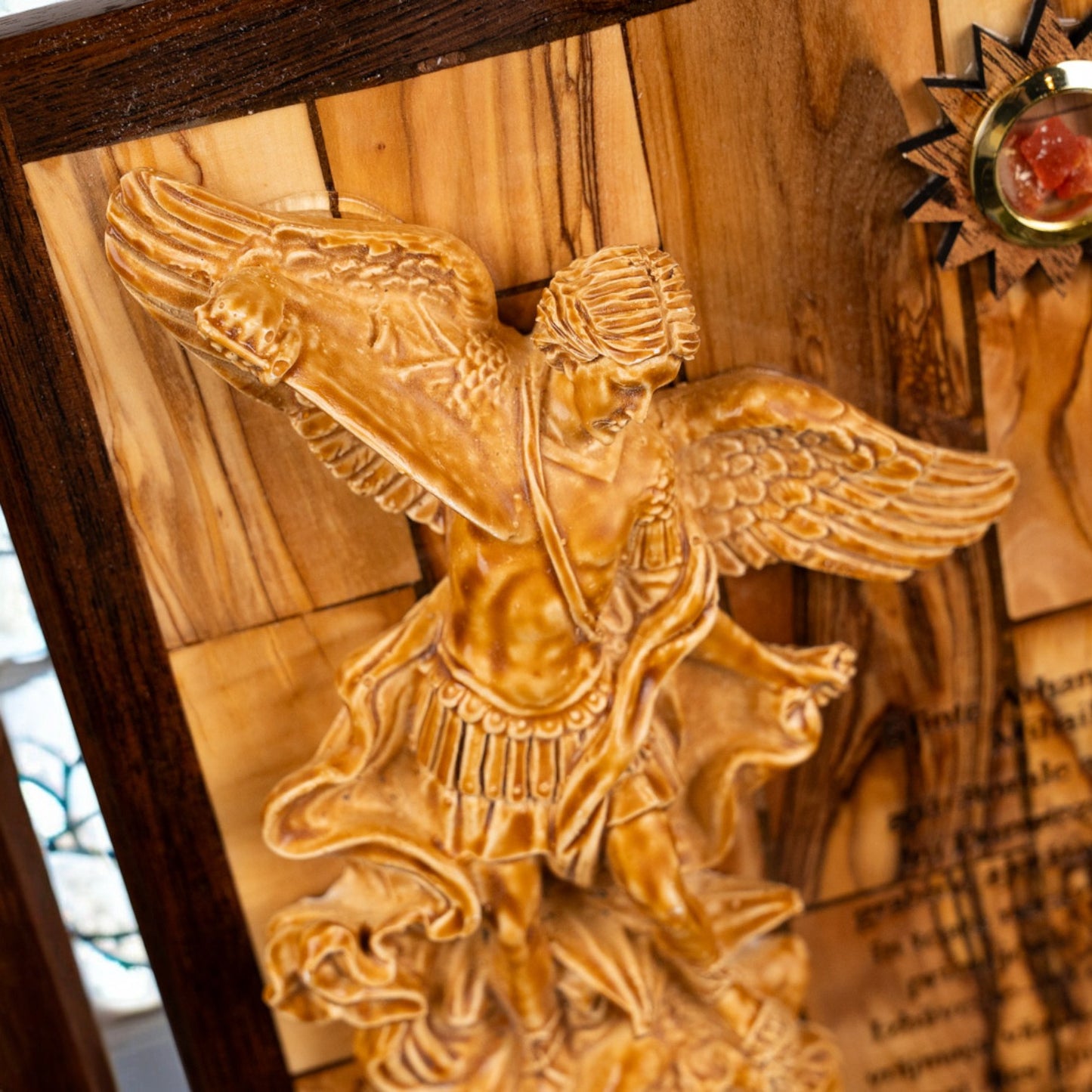 Icoană Sculptată Manual – Arhanghelul Mihail cu Rugăciunea de Ocrotire image 1