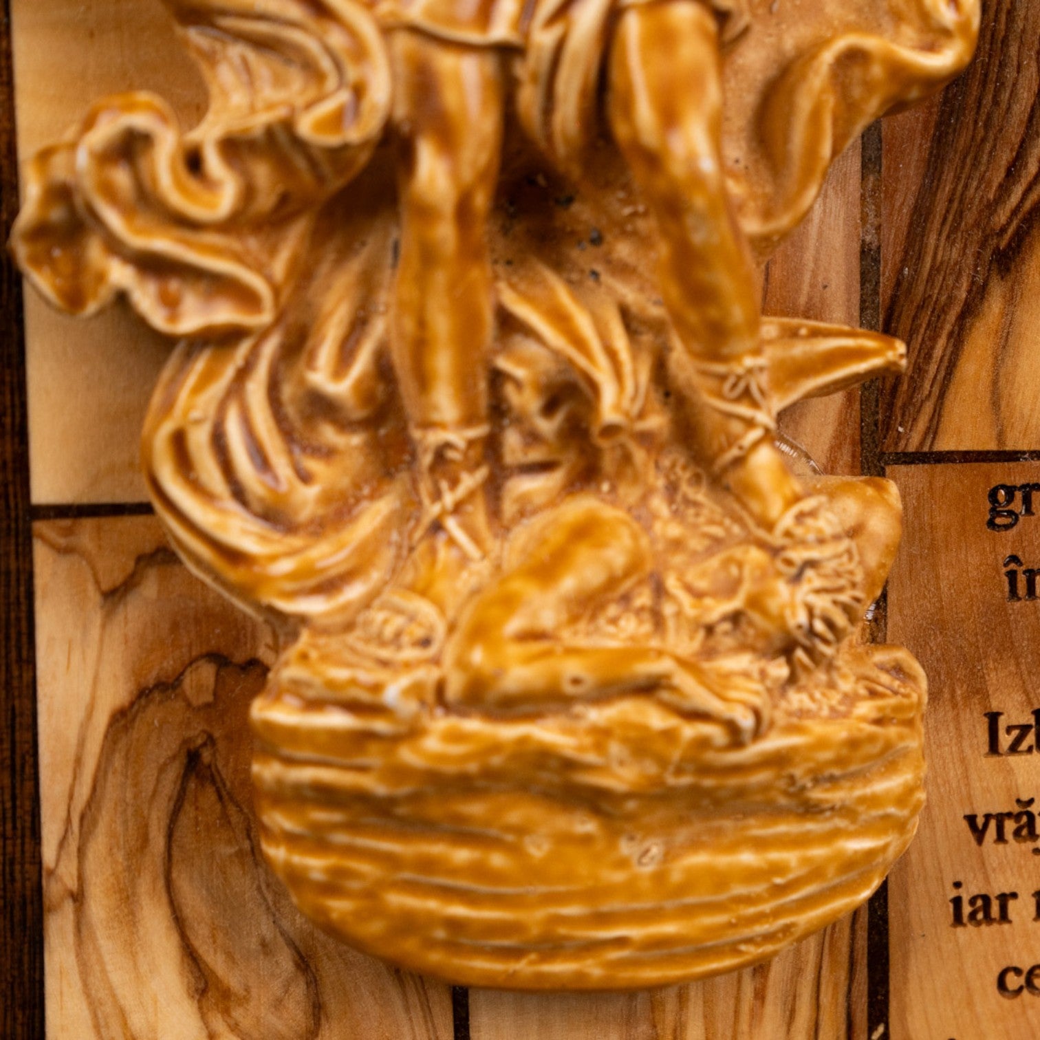 Icoană Sculptată Manual – Arhanghelul Mihail cu Rugăciunea de Ocrotire image 3